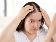 Làm đẹp - 5 thói quen khiến tóc rụng đến hói đầu