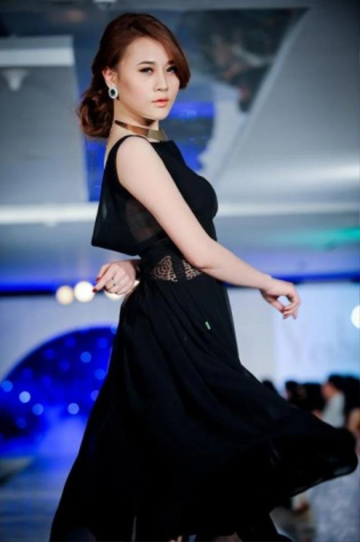 Thời điểm hiện tại, Phương Oanh đã
lập gia đình với Shark Bình và hạ sinh cặp sinh đôi kháu khỉnh. Sau
khi sinh con một thời gian, Phương Oanh cũng lập tức lấy lại vóc
dáng thon gọn, nuột nà. Cô cũng dành được nhiều sự quan tâm và khen
ngợi khi ngày càng tươi trẻ.