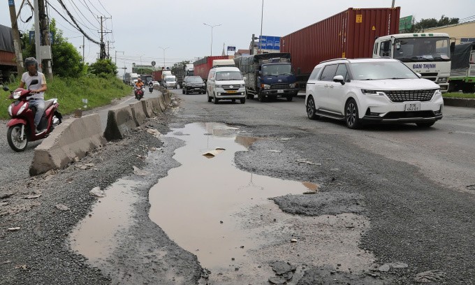 Quốc lộ 51 qua Ngã tư Bến Gỗ, TP Biên Hòa xuống cấp, hư hỏng nặng sáng 23/10. Ảnh: Phước Tuấn