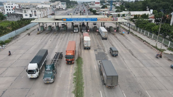 Việc thu phí đã kết thúc song trạm thu phí T1 qua TP Biên Hòa chưa được tháo dỡ tiềm ẩn nguy cơ tai nạn, hiện trên tuyến còn trạm thu phí T2 (huyện Long Thành) và T3 (thị xã Phú Mỹ) ở tình trạng tương tự. Ảnh: Phước Tuấn