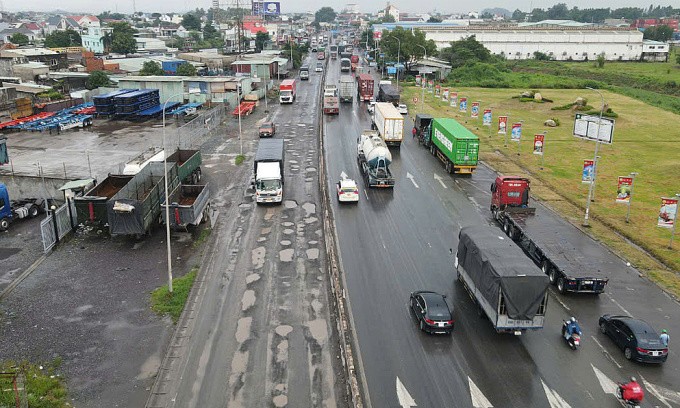 Hư hỏng trên quốc lộ 51, đoạn gần Khu du lịch Sơn Tiên (TP Biên Hòa), hiện đoạn này đã được sửa chữa hôm 10/10. Ảnh: Phước Tuấn
