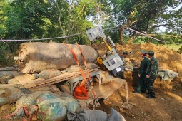 Tin tức trong ngày - Cận cảnh công binh cưa quả bom hơn 1,3 tấn rơi gần cầu Long Biên