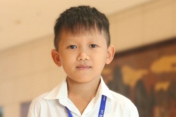 Bạn trẻ - Cuộc sống - Sinh viên tí hon bị nhầm là trẻ tiểu học: Mồ côi mẹ, đến trường bằng gánh rau của bà