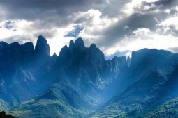 Du lịch - Vẻ đẹp hùng vĩ của ngọn núi Ngũ Chỉ Sơn - 5 ngón tay khổng lồ