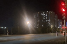 Tin tức trong ngày - Hình ảnh ô tô tải 'nối đuôi nhau' vượt đèn đỏ ở Hà Nội