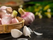 Sức khỏe đời sống - Người đàn ông ăn tỏi sống mỗi ngày để chữa bệnh dạ dày, sau 3 tháng nhận tin sốc