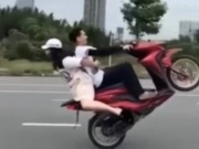 Tin tức trong ngày - Mượn xe máy rồi chạy 'bốc đầu', có bị tịch thu phương tiện?