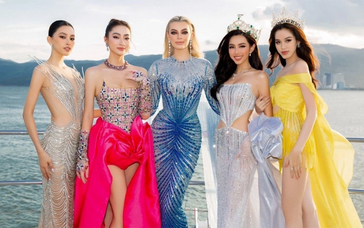 Miss World 2021 Karolina Bielawska, Miss Grand International 2021 Nguyễn Thúc Thùy Tiên cùng với các hoa hậu Lương Thùy Linh, Tiểu Vy, Đỗ Thị Hà. 