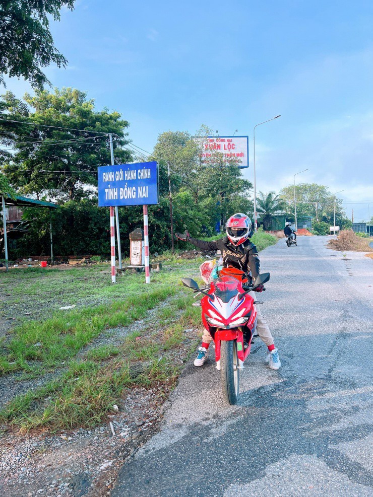 Hoa Hướng Dương sinh năm 1989, hiện sống và làm việc tại Tân Thành, Phú Mỹ, Bà Rịa – Vũng Tàu. Cô vừa kết thúc chuyến đi phượt bằng xe máy 14 ngày rong ruổi khắp Bắc – Nam.