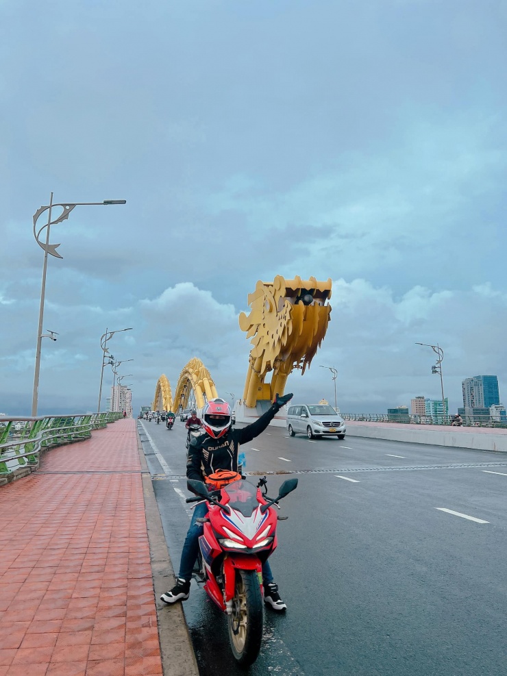 Điểm dừng chân biểu tượng của Đà Nẵng – cầu rồng. Cô gái trẻ và bạn đi dọc theo Quốc lộ 1A. Chiều ra của cả hai thời tiết rất đẹp nhưng chiều vào thì hay gặp mưa. Dù vậy, ngày 23/10, sau hơn 5.000km rong ruổi, cả hai đã về đến đích an toàn.