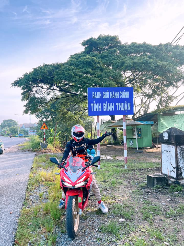 Hoa Hướng Dương cho biết, cô rất thích đi du lịch, nhưng lại bị chứng say với hầu hết phương tiện giao thông, từ ô tô, tàu hoả tới máy bay. Thậm chí nếu ngồi sau xe máy cô cũng bị… say, chóng mặt.