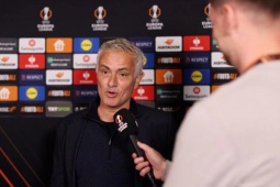 Bóng đá - HLV Mourinho nhận thẻ đỏ trong ngày tái ngộ MU, nói gì sau trận đấu?