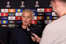 HLV Mourinho nhận thẻ đỏ trong ngày tái ngộ MU, nói gì sau trận đấu?