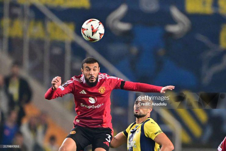 Mazraoui đá ở vị trí tiền vệ tấn công rõ ràng thiếu hợp lý