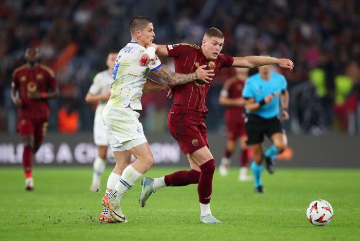 Roma (áo sẫm) khó nhọc hạ Dinamo Kiev