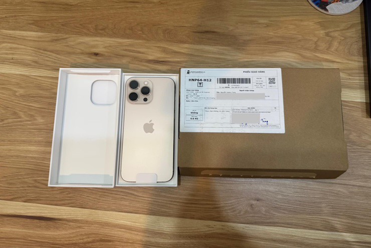 Đơn hàng iPhone 16 Pro Max thay thế cho đơn hàng chỉ có hộp rỗng, vừa tới tay anh Tùng. (Ảnh: NVCC)