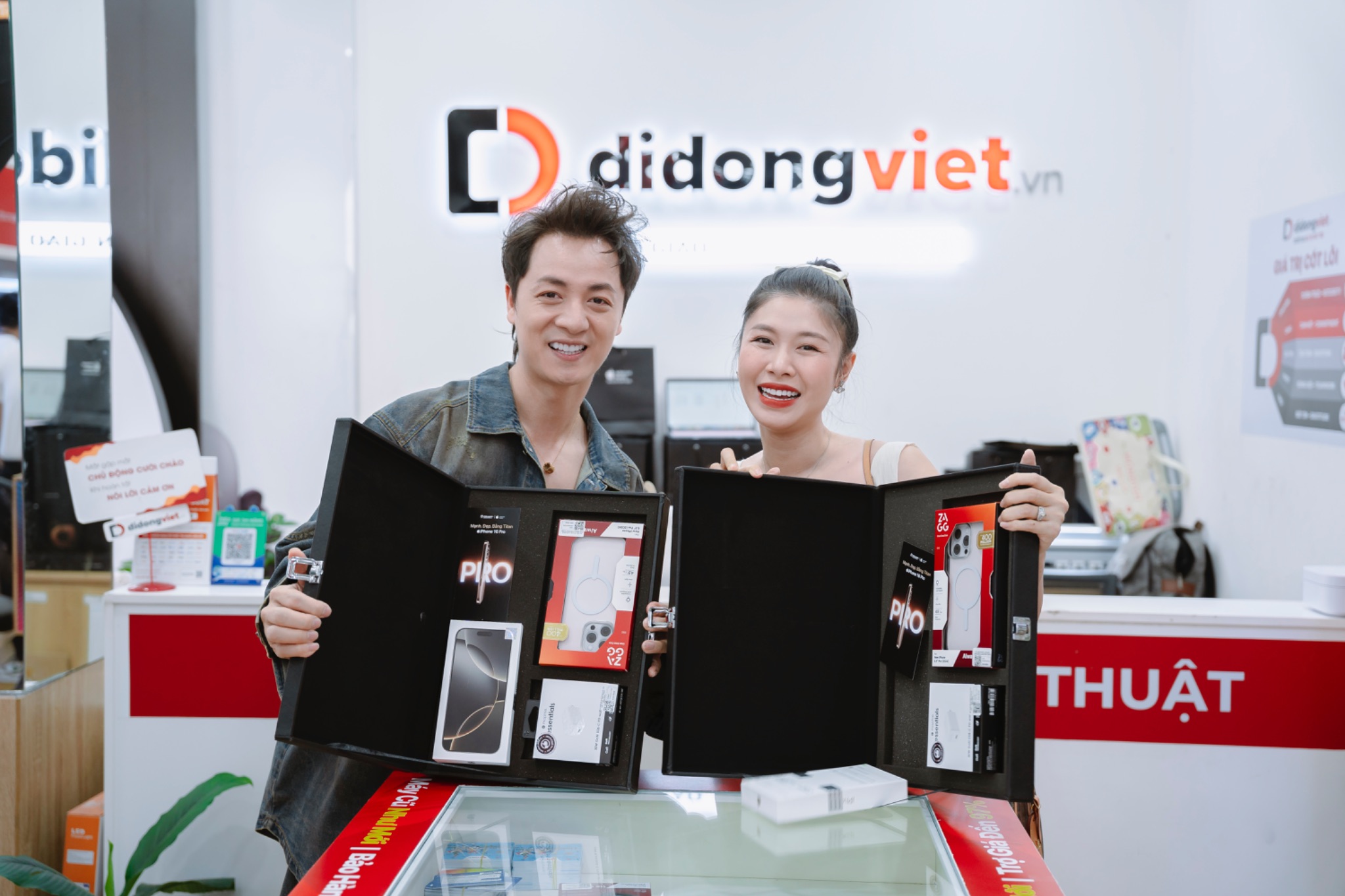 Vợ chồng Đăng Khôi - Thuỷ Anh “đập hộp” iPhone 16 Pro Max tại Di Động Việt.