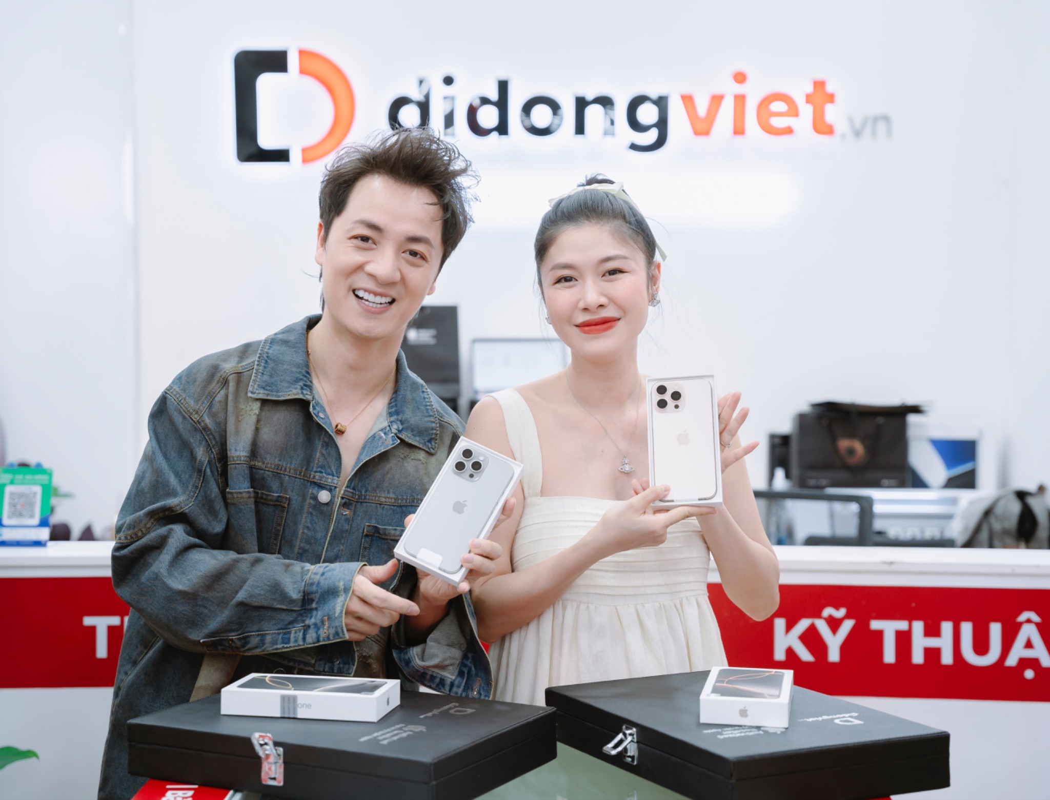 Cặp đôi chọn chương trình thu cũ - đổi mới tại Di Động Việt để nâng cấp lên 16 Pro Max 1TB.