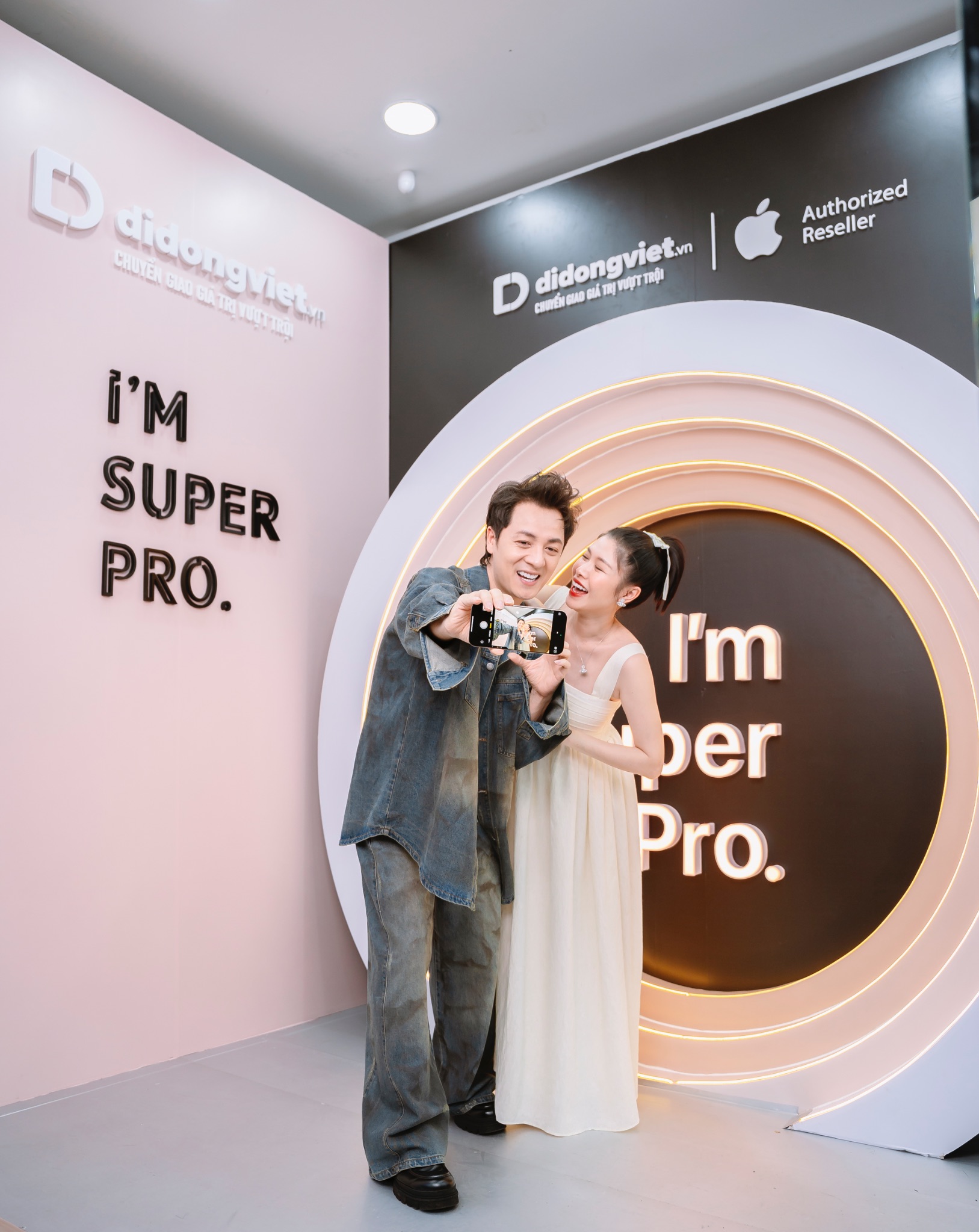 Cặp đôi vui vẻ thử ngay tính năng quay chụp từ nút bấm camera control mới có trên iPhone 16.