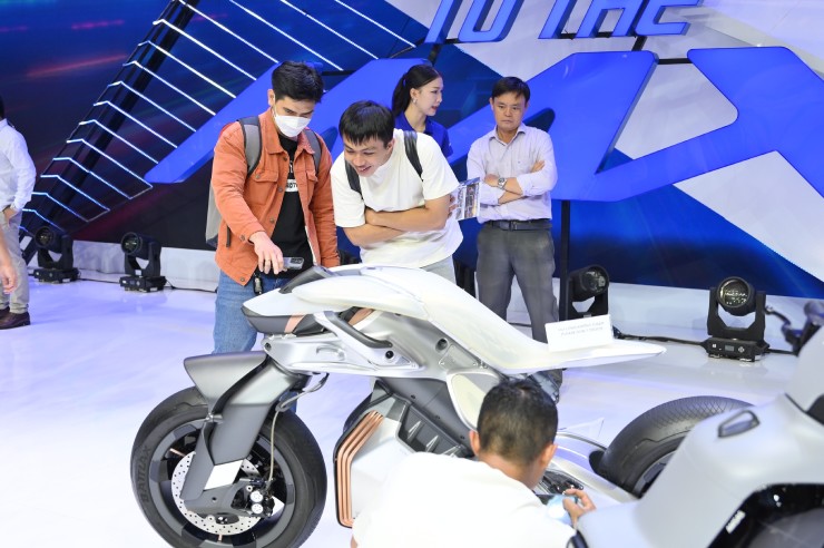 Xe có “trí thông minh” Yamaha MOTOROiD bất ngờ về Việt Nam - 2