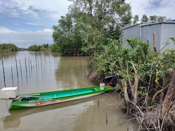 Ông Kim Văn Dân - Trưởng ấp Tân Điền B, xã Thanh Tùng, huyện Đầm Dơi - cho biết: “Xóm chem chép” có 14 hộ nhưng có đến 11 hộ nghèo sinh sống bằng nghề bắt chem chép. Người dân ở đây đa phần đều không biết chữ, không đất sản xuất.