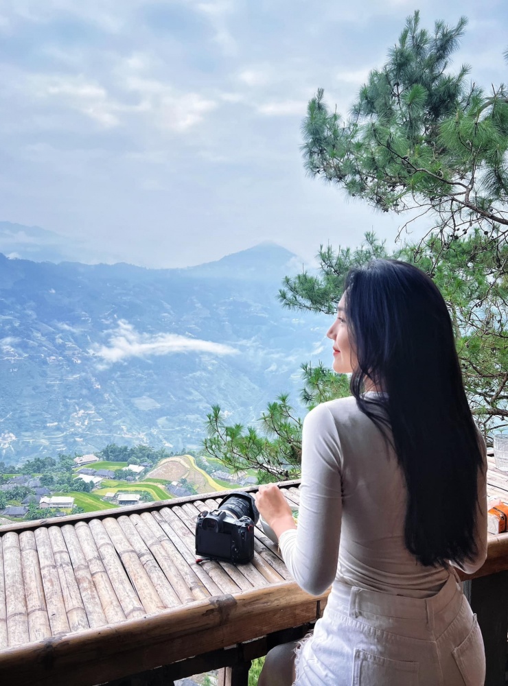 Bản Phùng với vẻ đẹp hoang sơ và yên bình của những thửa ruộng bậc thang nằm cheo leo trên triền núi. Bản Phùng thu hút du khách bởi cảnh quan hùng vĩ, văn hóa độc đáo và đời sống sinh hoạt đậm chất bản địa. Sự hiếu khách của người dân cùng không khí trong lành khiến Bản Phùng trở thành điểm đến lý tưởng để du khách tìm hiểu văn hóa và tận hưởng vẻ đẹp thiên nhiên nguyên sơ của vùng núi cao Hà Giang.