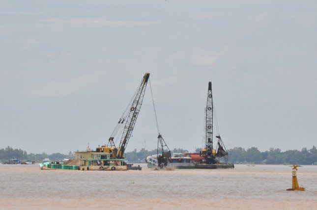 Khai thác cát trên sông Tiền. Ảnh: Hòa Hội.