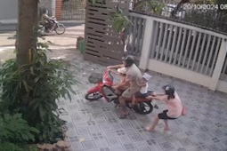 Clip: Cả gia đình "đứng tim" khi bé gái vô tình vặn tay ga xe máy