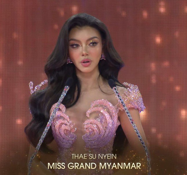 Hành động khóc lóc, bỏ về của Miss Grand Myanmar gây tranh cãi.