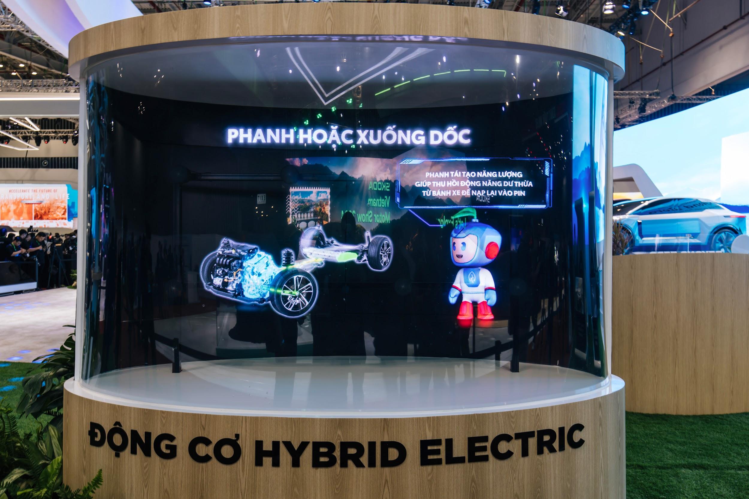 Mô hình động cơ hybrid được trình chiếu bằng công nghệ hologram.