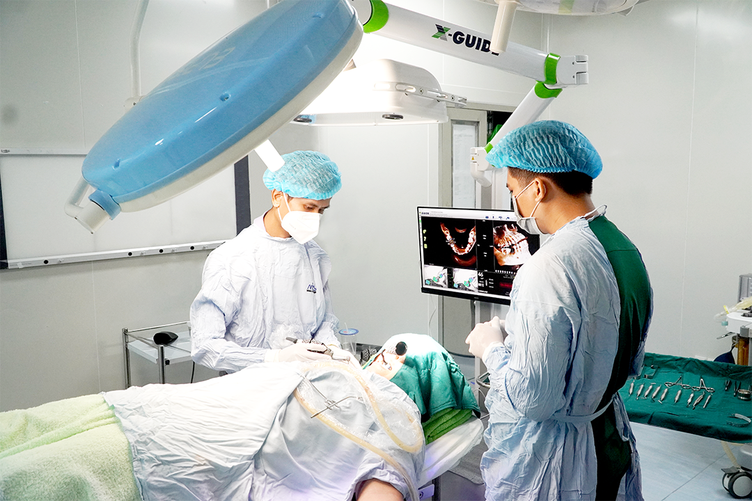 Cấy ghép Implant được thực hiện ở phòng áp lực dương tránh nhiễm trùng khi cấy ghép .