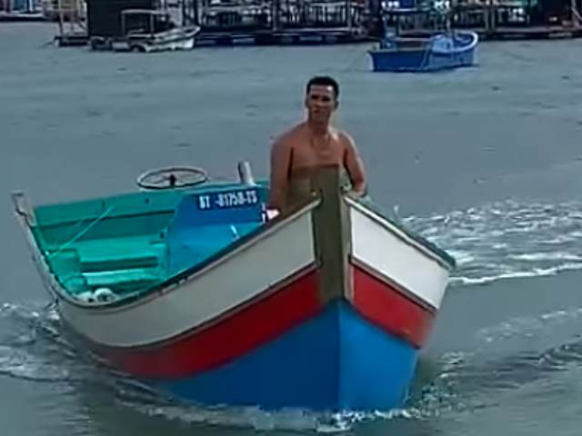 Thợ săn cá kể khoảnh khắc cứu nữ du khách bị sóng cuốn suốt 12 giờ