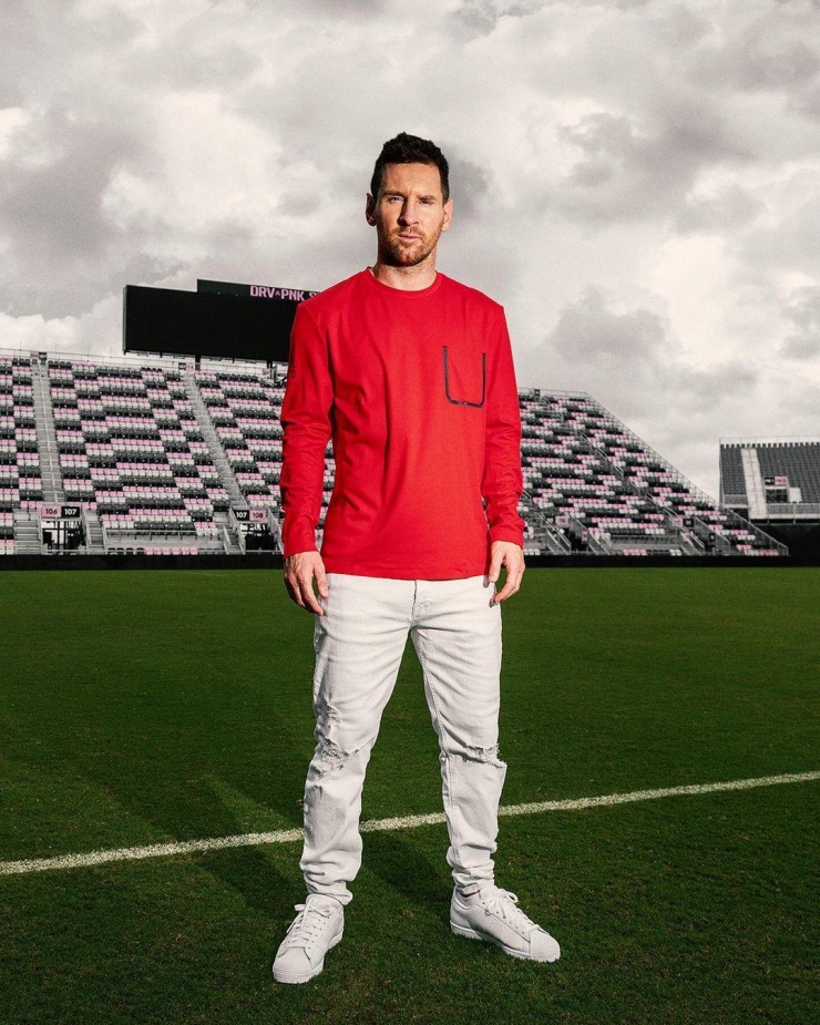 Nhiều fan chia sẻ ảnh Messi tạo dáng trên sân bóng, phối áo thun tay dài với quần denim rách. Ngoài bóng đá, Messi còn kinh doanh nhiều lĩnh vực, sở hữu thương hiệu thời trang mang tên mình.