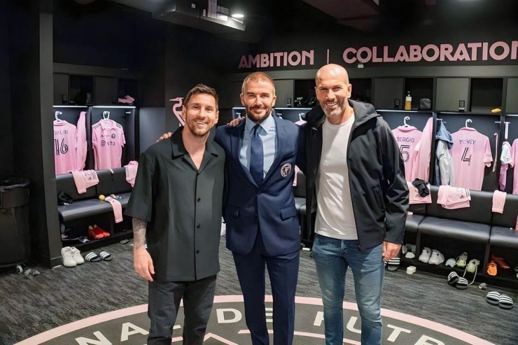 Messi diện "cây" đen khi gặp gỡ các huyền thoại bóng đá David Beckham (giữa) và Zinedine Zidane.