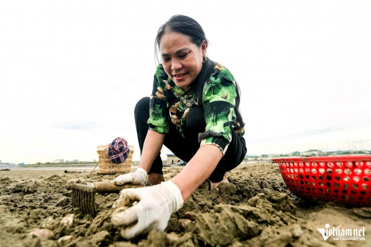Bà Biên hàng ngày vẫn ra bãi nuôi ngao của gia đình để làm việc. Ảnh: Lê Dương