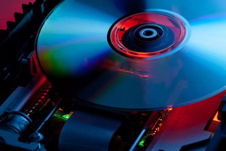 Đĩa CD/DVD từng là phương tiện lưu trữ phổ biến.