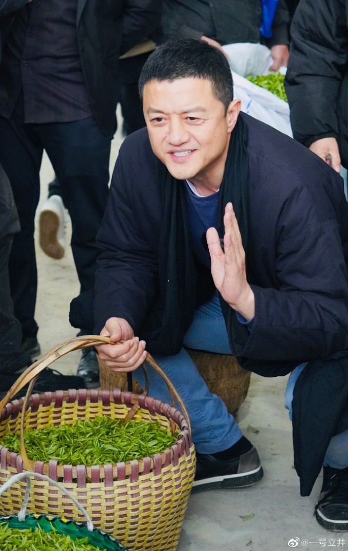 Diễn viên Lý Á Bằng livestream bán trà. Ảnh: Weibo