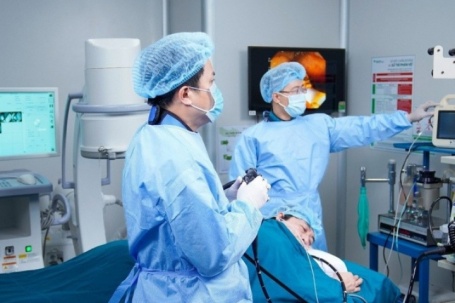 Dạ dày cồn cào, người phụ nữ phát hiện bệnh chưa từng có trên y văn...