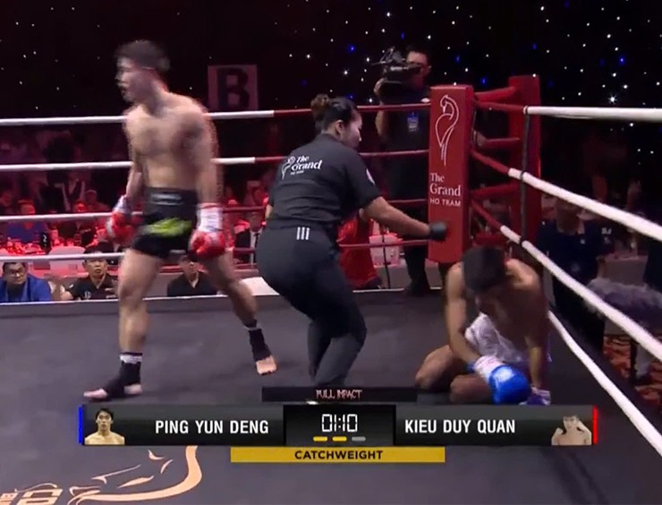 Duy Quân thắng knock-out với những đòn chân cực nặng