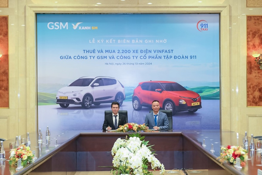 Ông Nguyễn Văn Thanh - Tổng Giám đốc Toàn cầu Công ty GSM (bên trái) và ông Lưu Đình Tuấn, Chủ tịch HĐQT Tập đoàn 911 trong lễ ký kết biên bản ghi nhớ hợp tác