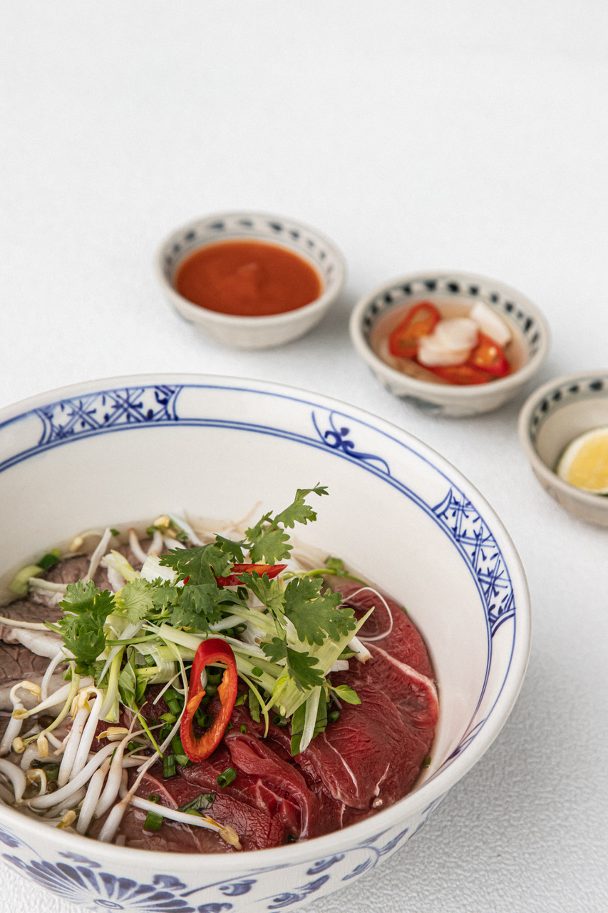 Phở bò truyền thống được phục vụ cùng các loại thảo mộc từ JW Lakeside Gardens
