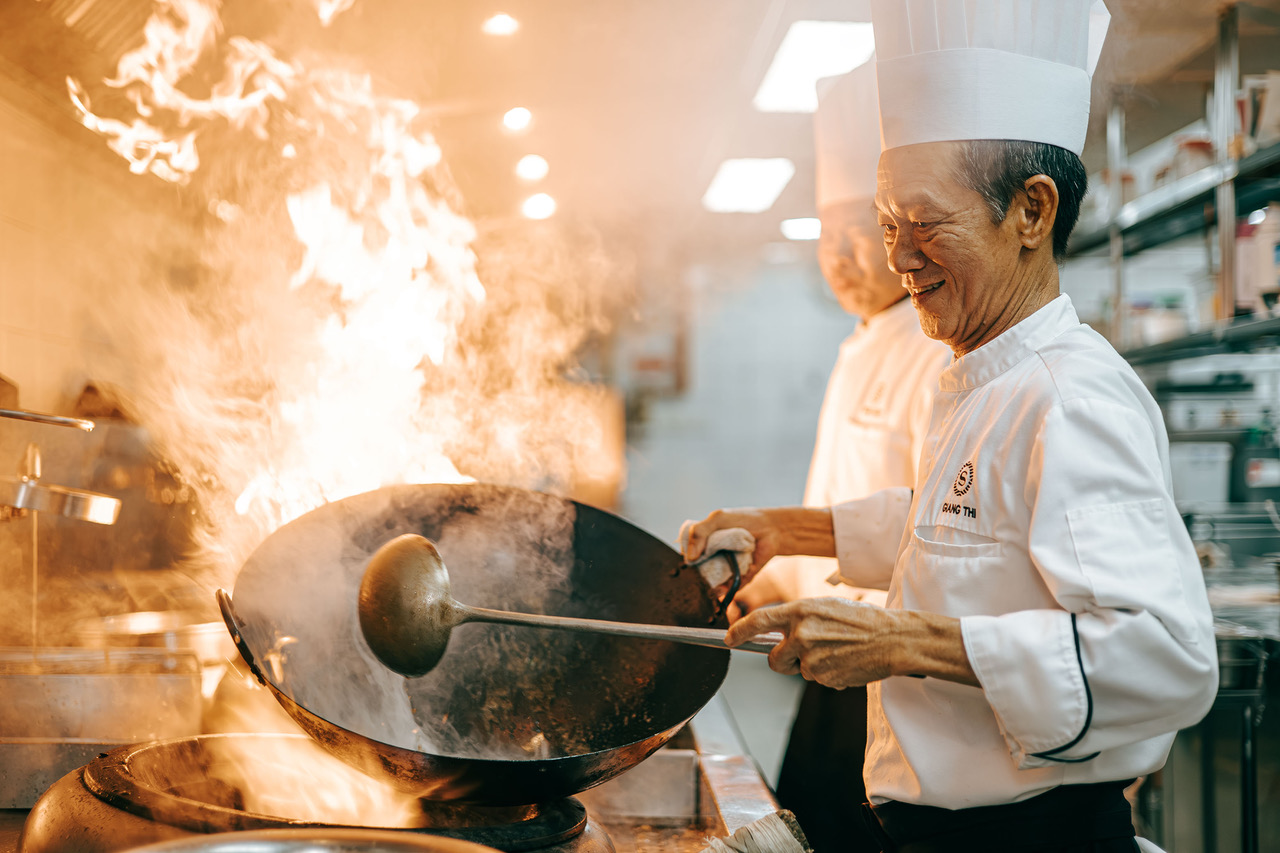 Chef Thi Giang thể hiện sự đam mê và tâm huyết của ông đối việc hồi sinh kỹ thuật và nguyên liệu bản địa với món vịt quay Bắc Kinh