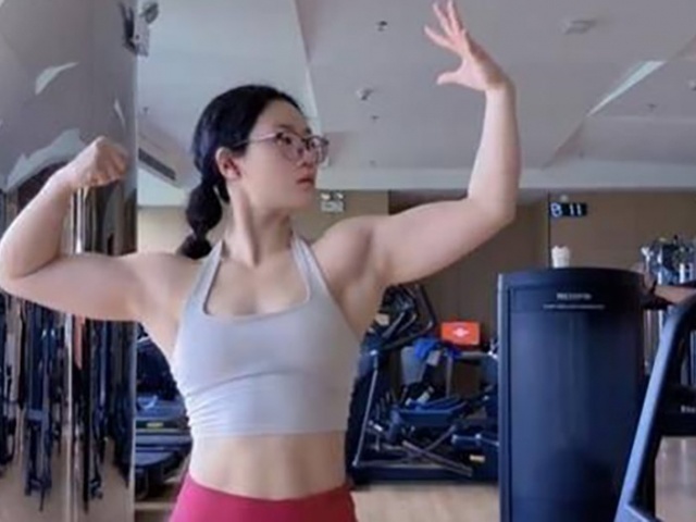 Nữ giáo sư khoe cơ bắp để tuyển sinh
