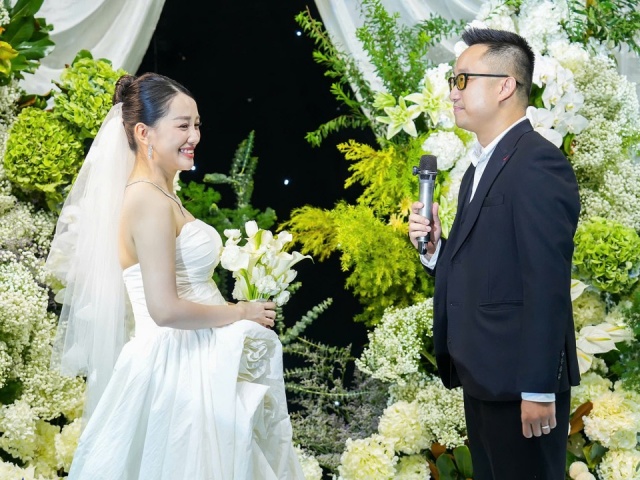 MC Quỳnh Chi khoe bụng bầu lùm lùm trong đám cưới