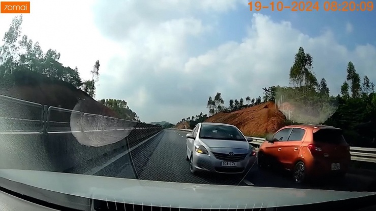 Hình ảnh ô tô đi ngược chiều trên cao tốc được cam hành trình ghi lại. Ảnh: Tư liệu&nbsp;