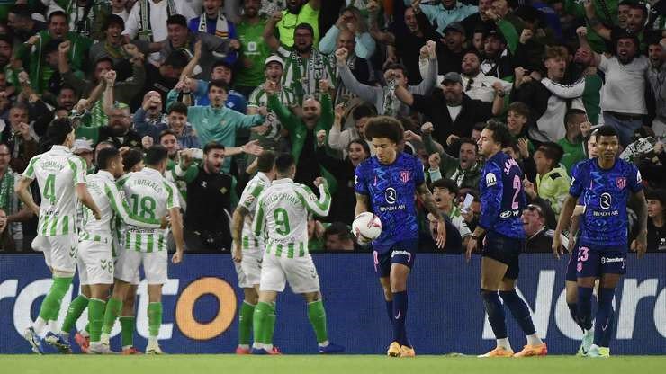 Betis có được bàn mở tỷ số sớm nhờ một pha phản lưới nhà