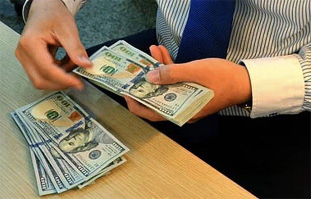 Cụ thể, lúc 8h31, tỷ giá USD tại Vietcombank và BIDV cùng niêm yết ở mức 25.194 - 25.464 VND/USD (mua vào - bán ra). So với tỷ giá niêm yết sáng 25/10, giá mua vào của đồng USD hôm nay giảm 33 đồng, còn giá bán ra giảm 3 đồng.