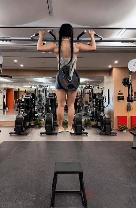 Hình ảnh nữ phó giáo sư đại học luyện tập chăm chỉ trong phòng tập gym đã khuyến khích không ít sinh viên tại Học viện Công nghệ Cáp Nhĩ Tân đăng ký luyện tập theo. Ảnh: new.qq