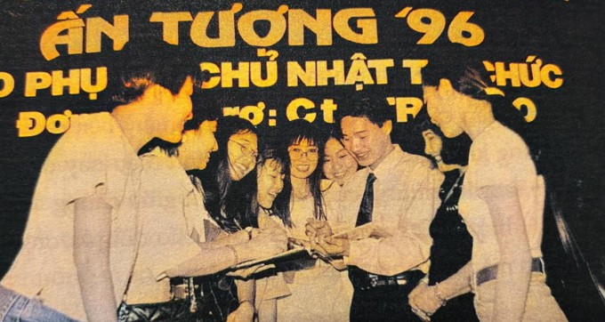 Hồng Sơn từng là thần tượng của rất đông CĐV Việt Nam, trong đó có những cô gái trẻ đẹp. Ảnh: Hồi ký Hồng Sơn