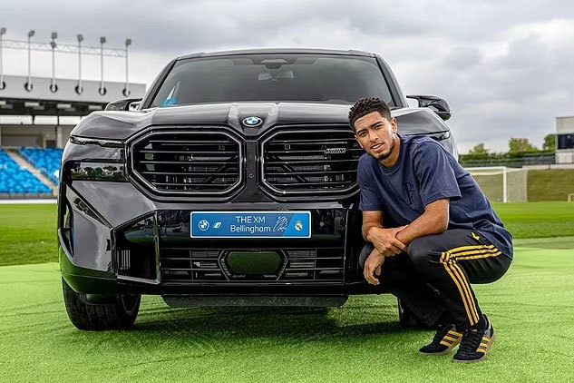 Jude Bellingham bên chiếc MBW màu đen được hãng xe Đức tặng theo hợp đồng tài trợ với Real. Ảnh: Real Madrid
